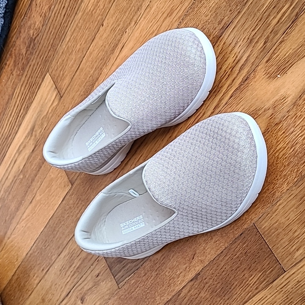 Skechers On the Go Loafers Women's 9 - excellent condition!